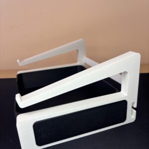 Универсалният дизайн гарантира съвместимост с всички стандартни размери преносими компютри.