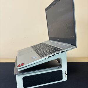 Просторната конструкция позволява поставянето на втори лаптоп или друго работно оборудване