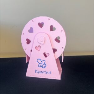 Въртяща се конструкция с множество отделения за снимки.