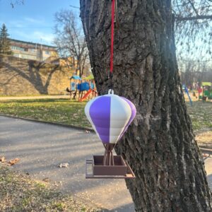 Превърнете вашата градина или тераса в приказно кътче с нашата уникална хранилка за птици във формата на въздушен балон.